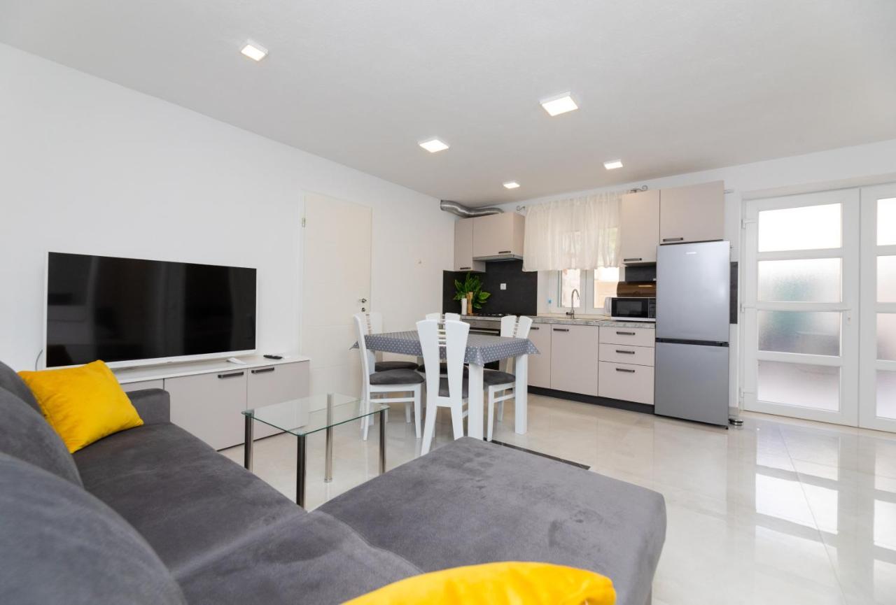 Apartmani Canaki Supetar Exterior photo