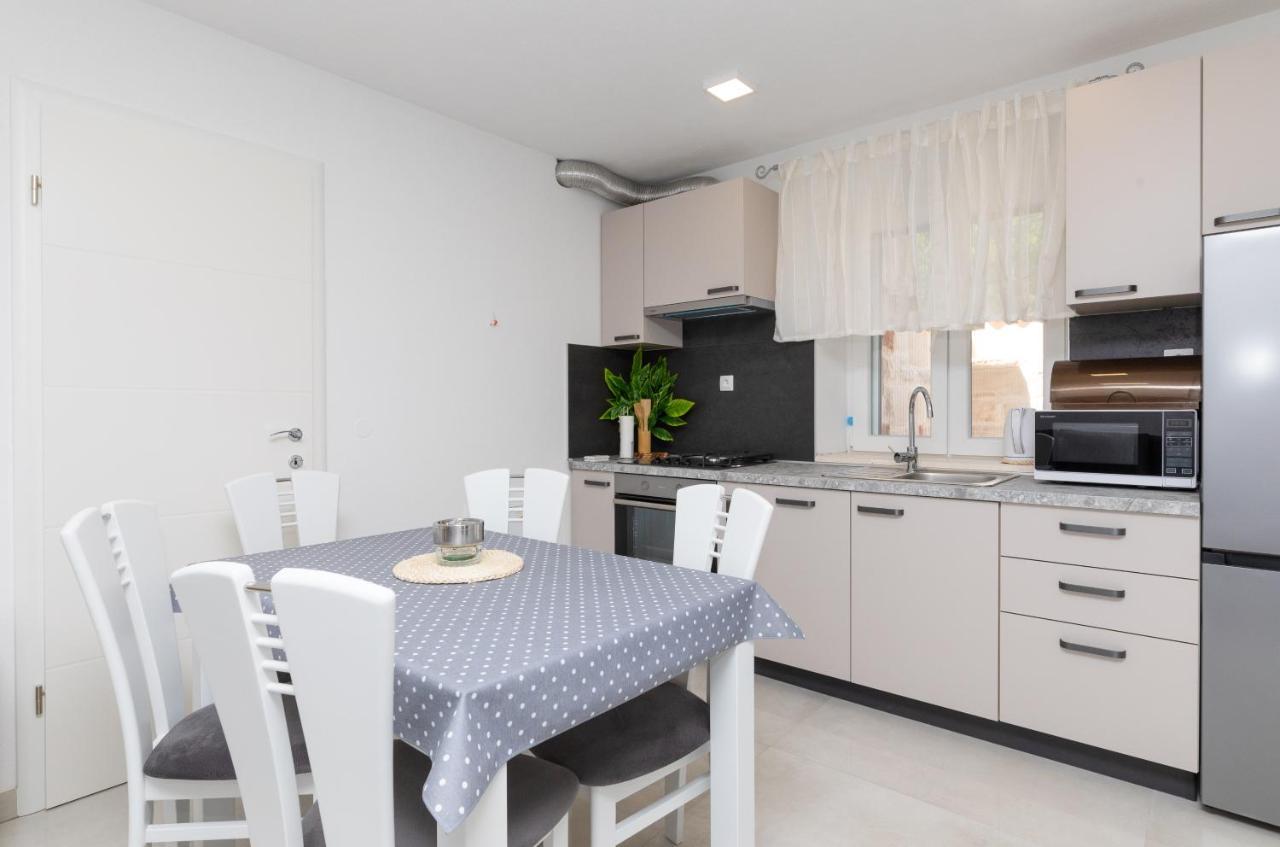 Apartmani Canaki Supetar Exterior photo